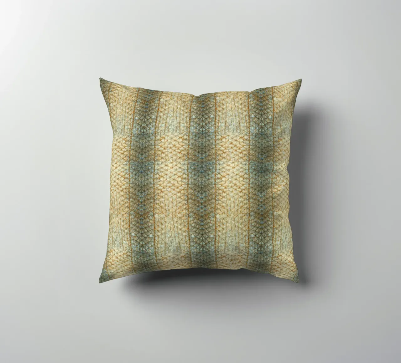 Aquatic Elegance: Fish Skin Pattern cuscino da Curious Collections by Marielle Leenders