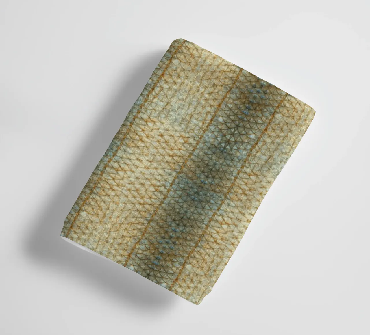 Aquatic Elegance: Fish Skin Pattern asciugamano da bagno da Curious Collections by Marielle Leenders