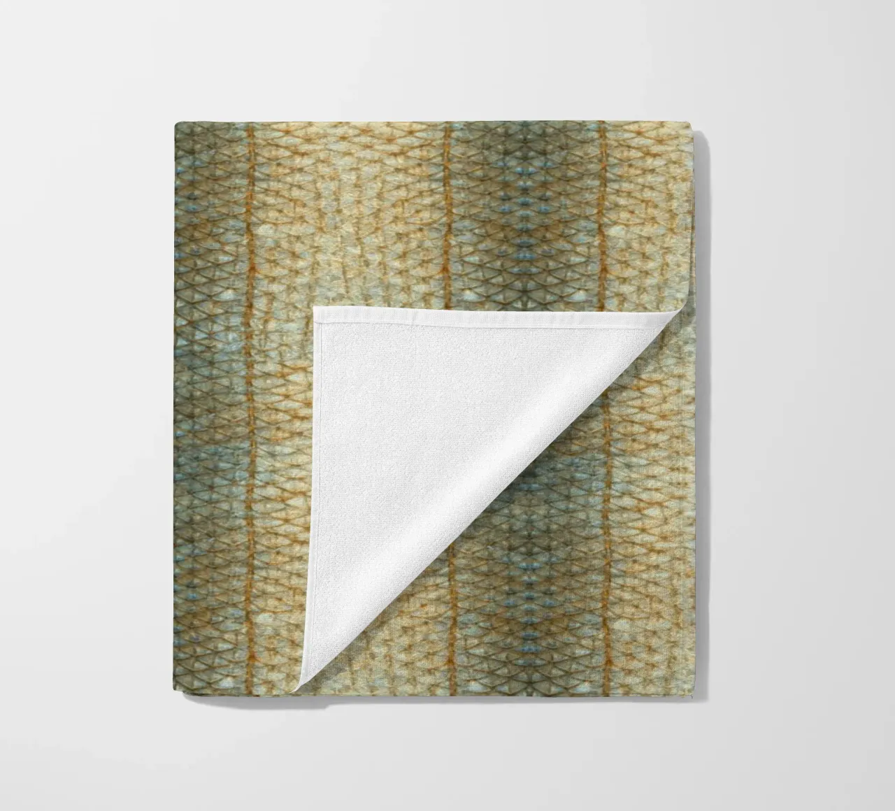 Aquatic Elegance: Fish Skin Pattern telo mare da Curious Collections by Marielle Leenders