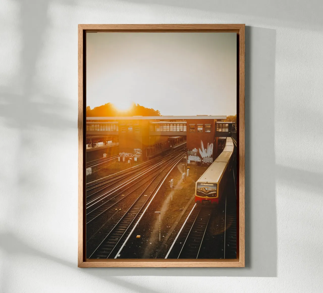 Foto della metropolitana di Berlino - Ferrovia suburbana in movimento al tramonto tela con Cornice a cassetta da Bold and Retro