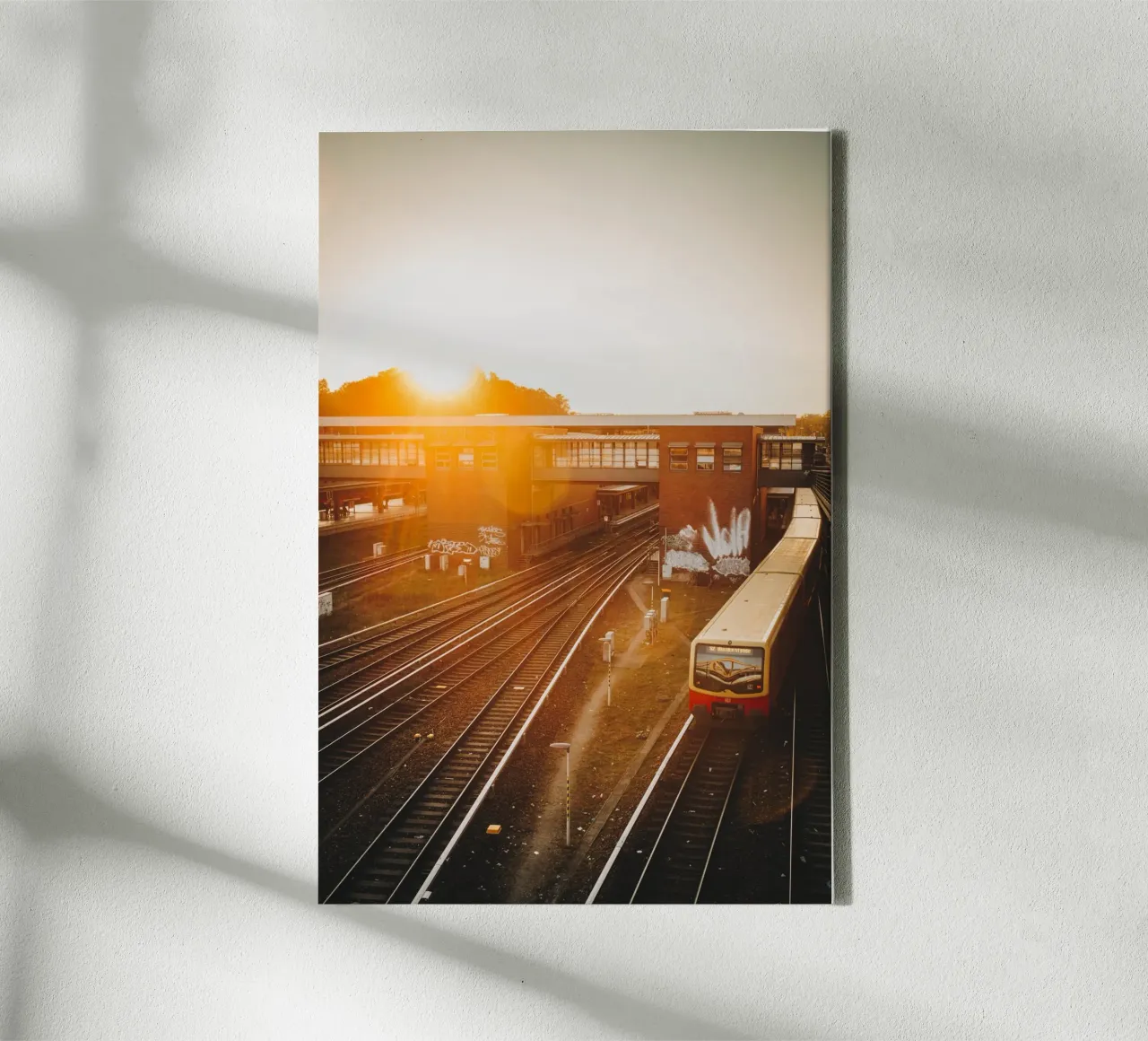 Foto della metropolitana di Berlino - Ferrovia suburbana in movimento al tramonto tela con Cornice a cassetta da Bold and Retro
