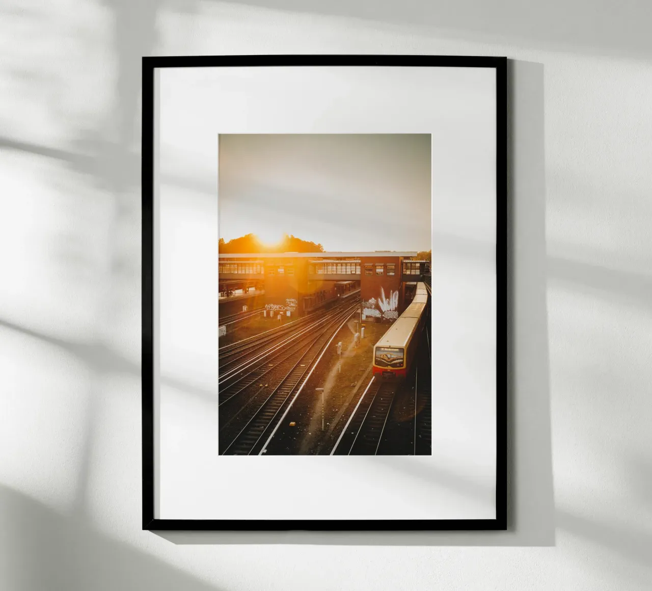 Foto della metropolitana di Berlino - Ferrovia suburbana in movimento al tramonto poster da Bold and Retro