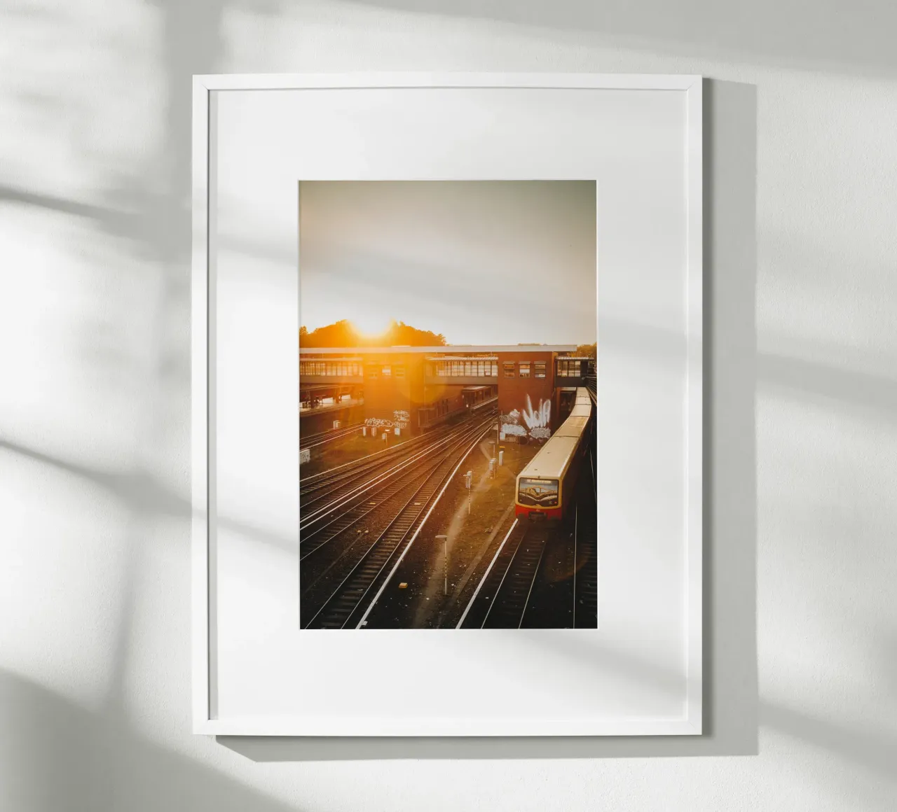 Foto della metropolitana di Berlino - Ferrovia suburbana in movimento al tramonto poster da Bold and Retro