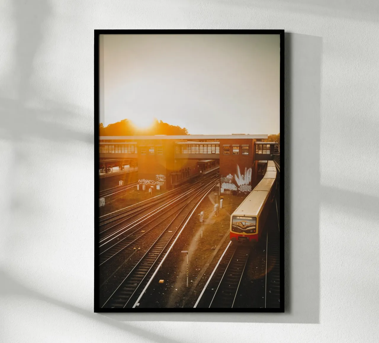 Foto della metropolitana di Berlino - Ferrovia suburbana in movimento al tramonto poster da Bold and Retro