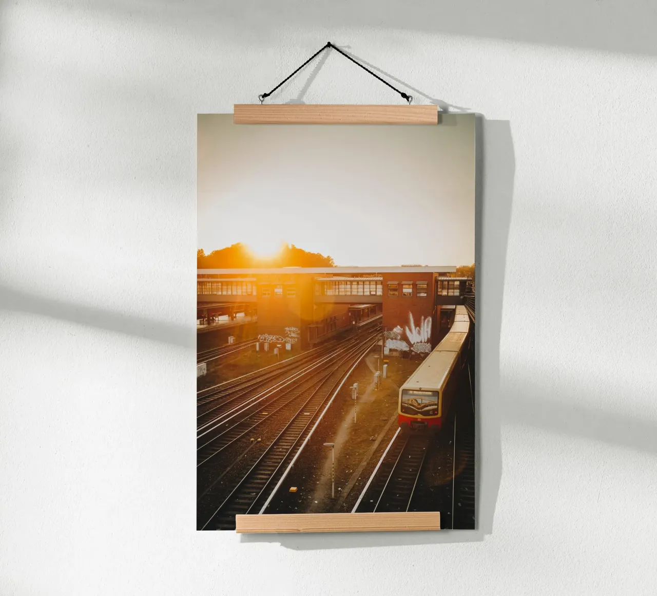 Foto della metropolitana di Berlino - Ferrovia suburbana in movimento al tramonto poster da Bold and Retro