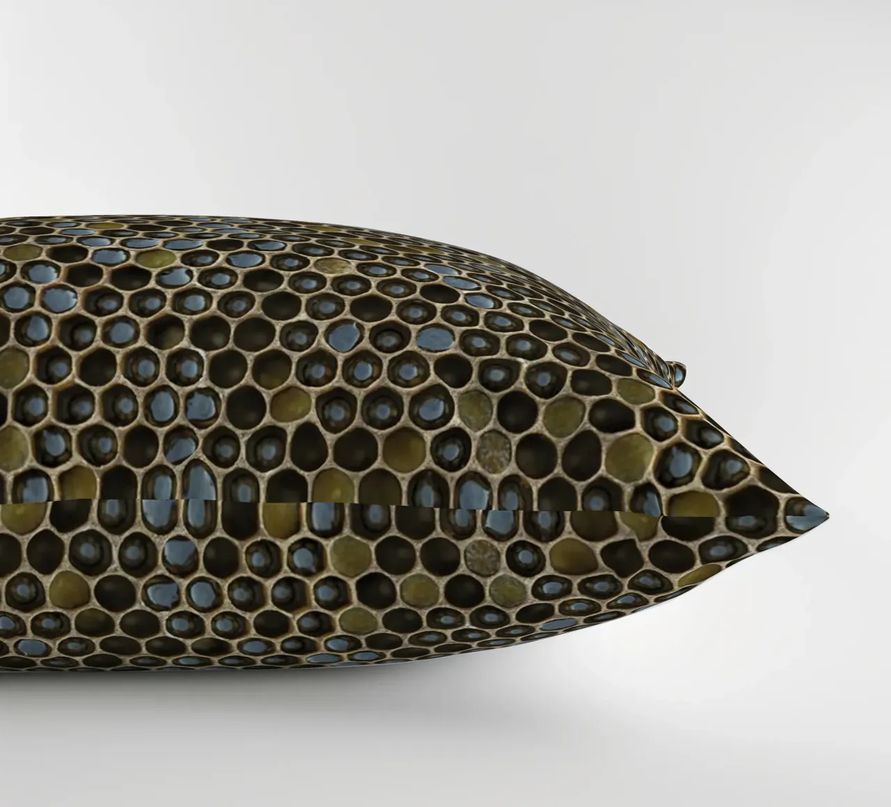 Golden Geometry: Honeycomb Pattern cuscino da Curious Collections by Marielle Leenders