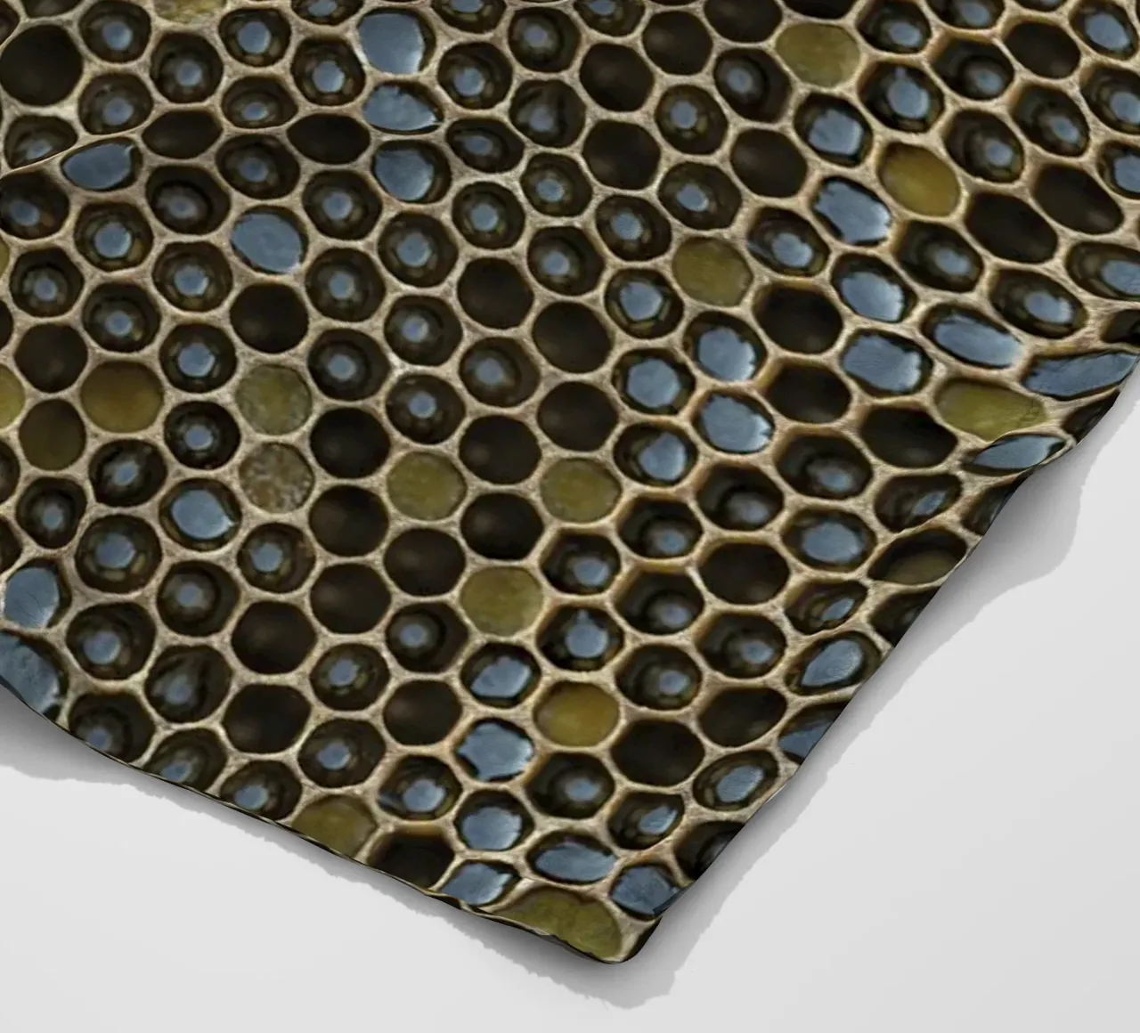 Golden Geometry: Honeycomb Pattern coperta in pile da Curious Collections by Marielle Leenders