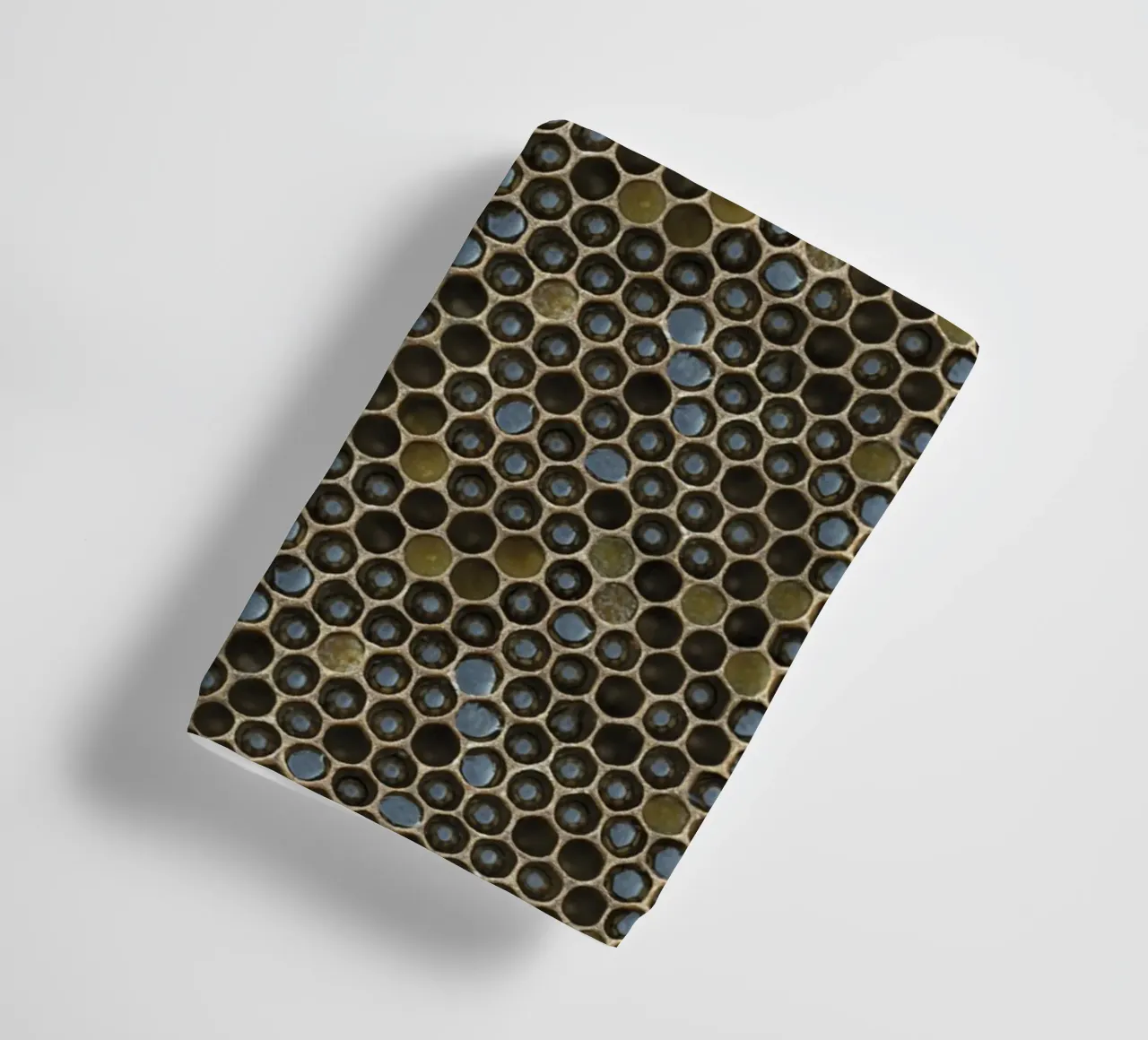 Golden Geometry: Honeycomb Pattern asciugamano da bagno da Curious Collections by Marielle Leenders