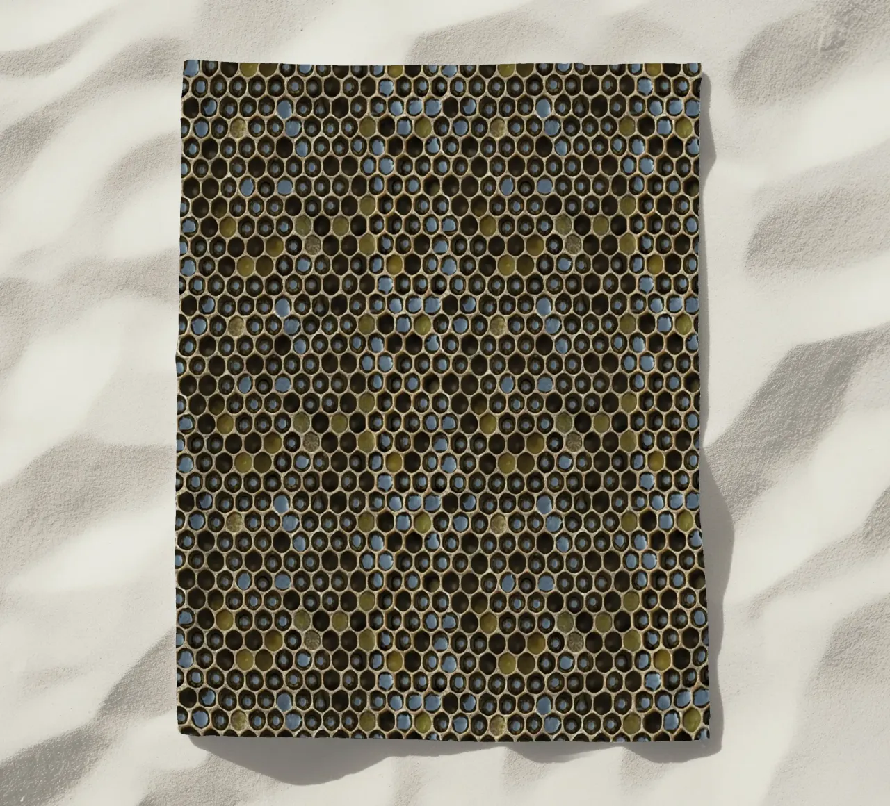 Golden Geometry: Honeycomb Pattern telo mare da Curious Collections by Marielle Leenders