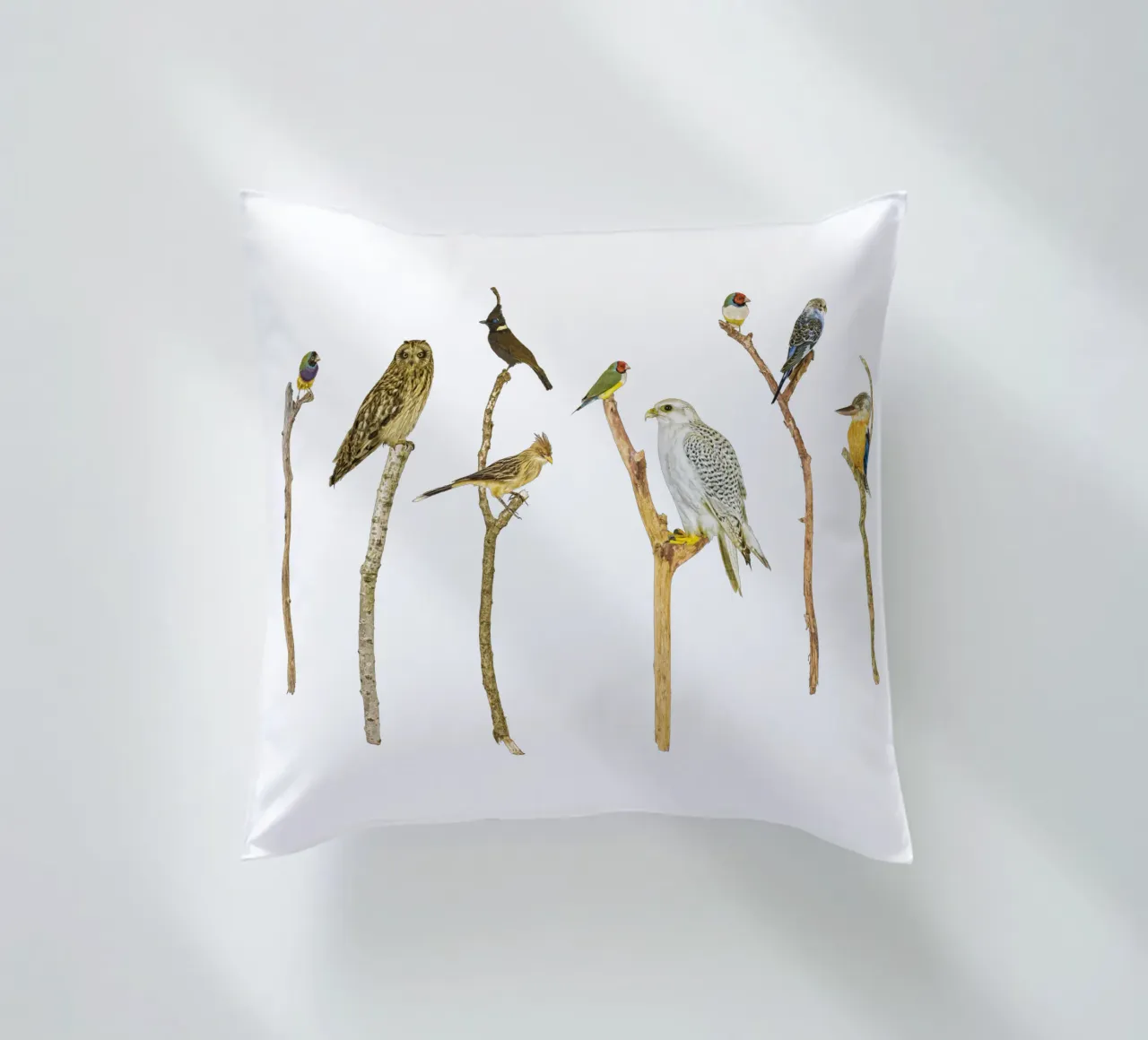 Branching Beauty: Birds on Branches cuscino da Curious Collections by Marielle Leenders