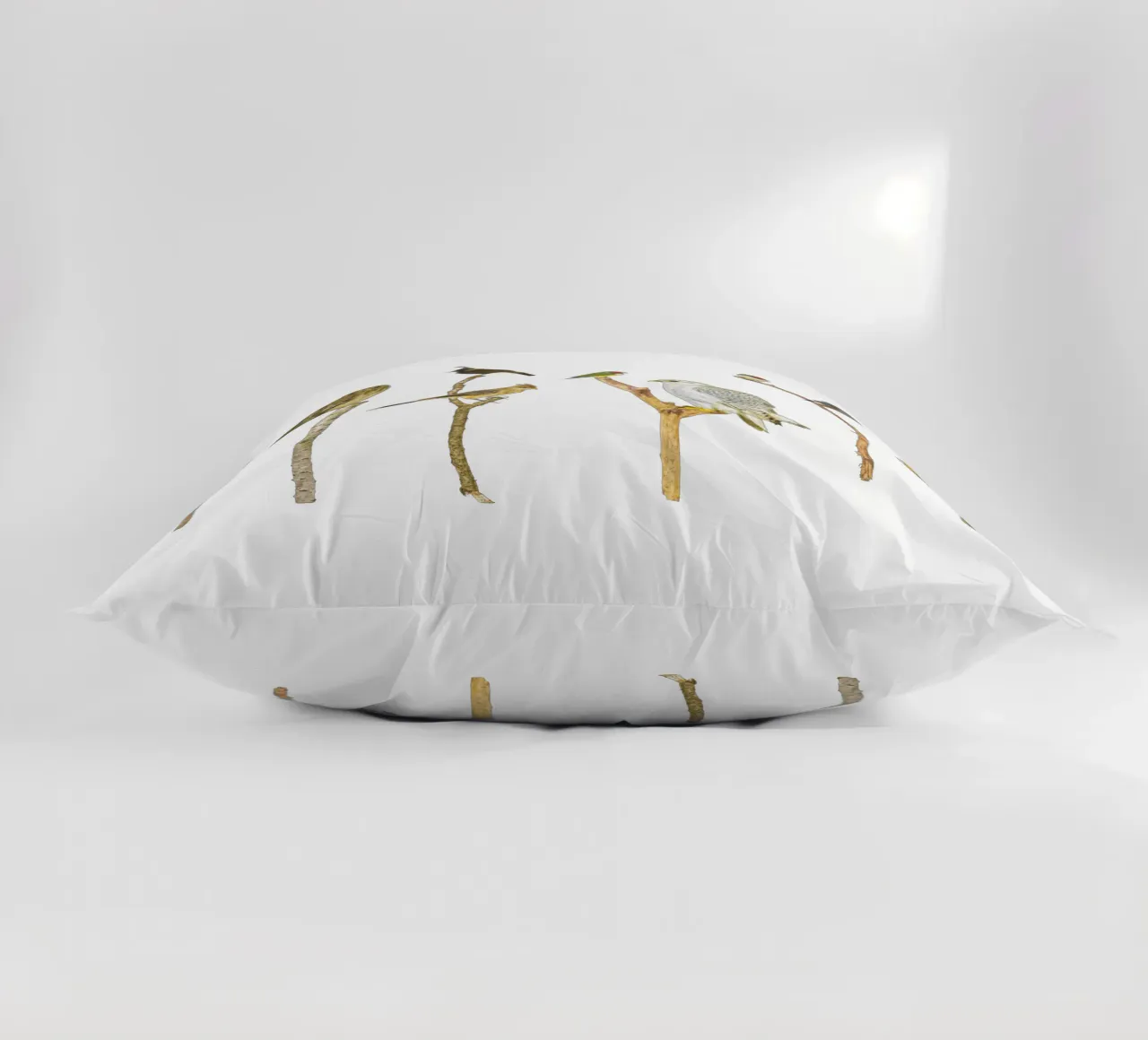 Branching Beauty: Birds on Branches cuscino da Curious Collections by Marielle Leenders