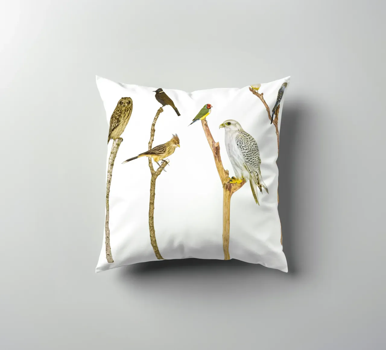 Branching Beauty: Birds on Branches cuscino da Curious Collections by Marielle Leenders