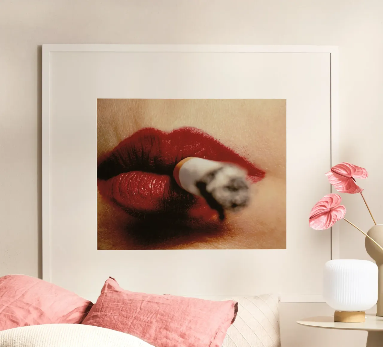 Labbra rosse che fumano fotografia poster con telaio in legno da Honeymoon Hotel