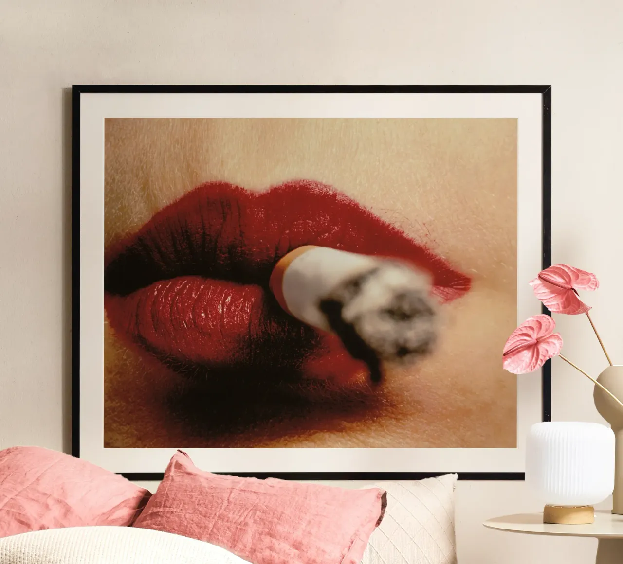 Labbra rosse che fumano fotografia poster con telaio in legno da Honeymoon Hotel