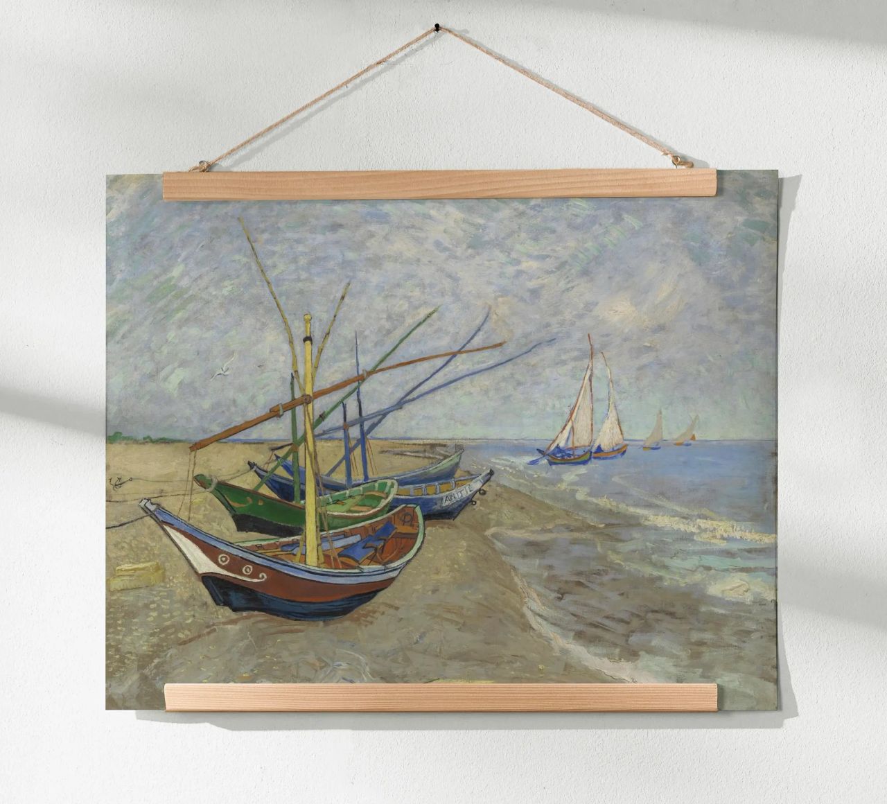 Van Gogh - Boote a Les Saintes poster da Carinaprint