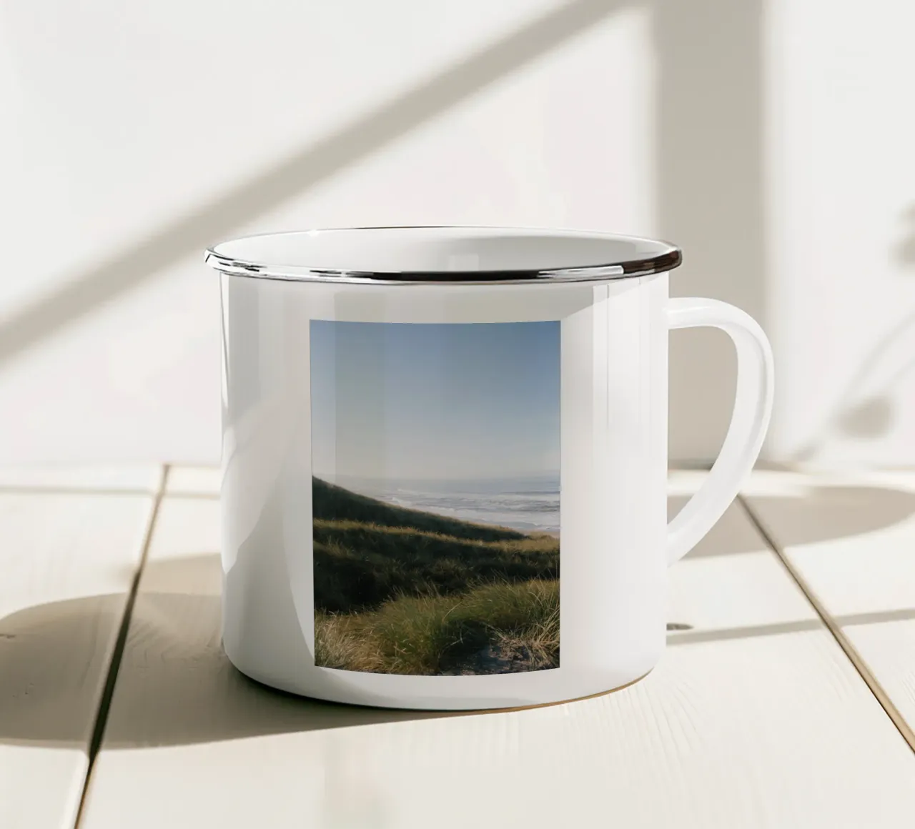 Morning Ocean View tazza in smalto da The Wild Creative Studio