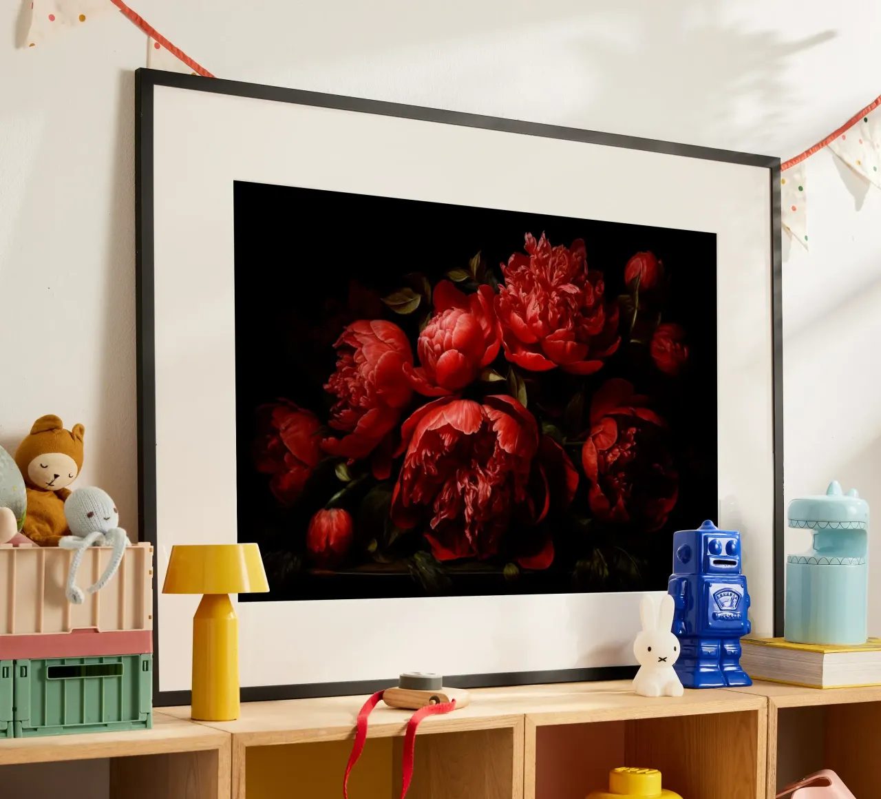 Composizione floreale di mezzanotte con peonie vintage rosso sangue scuro poster con telaio in plastica da Flower Garden - Uta Naumann