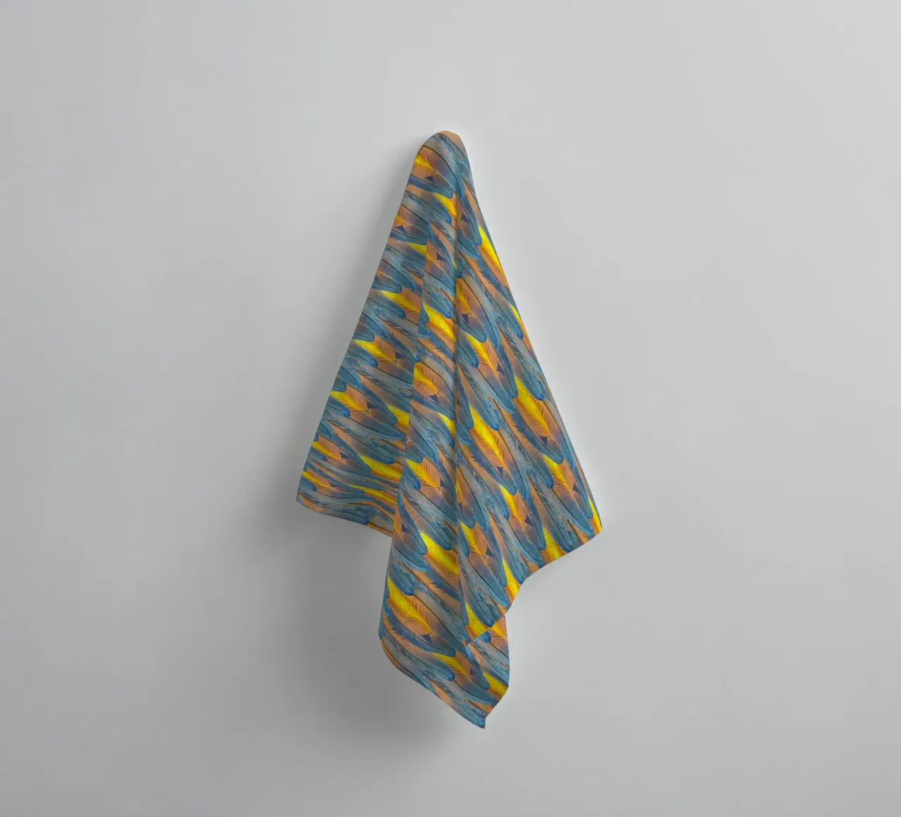 Feathered Harmony: Yellow & Blue Feathers asciugamano da bagno da Curious Collections by Marielle Leenders