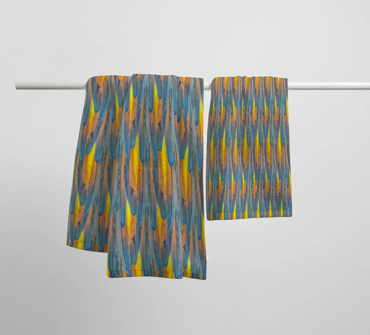Feathered Harmony: Yellow & Blue Feathers asciugamano da bagno da Curious Collections by Marielle Leenders
