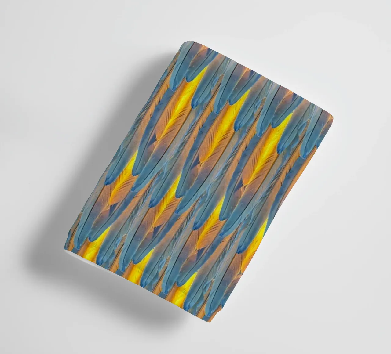 Feathered Harmony: Yellow & Blue Feathers asciugamano da bagno da Curious Collections by Marielle Leenders