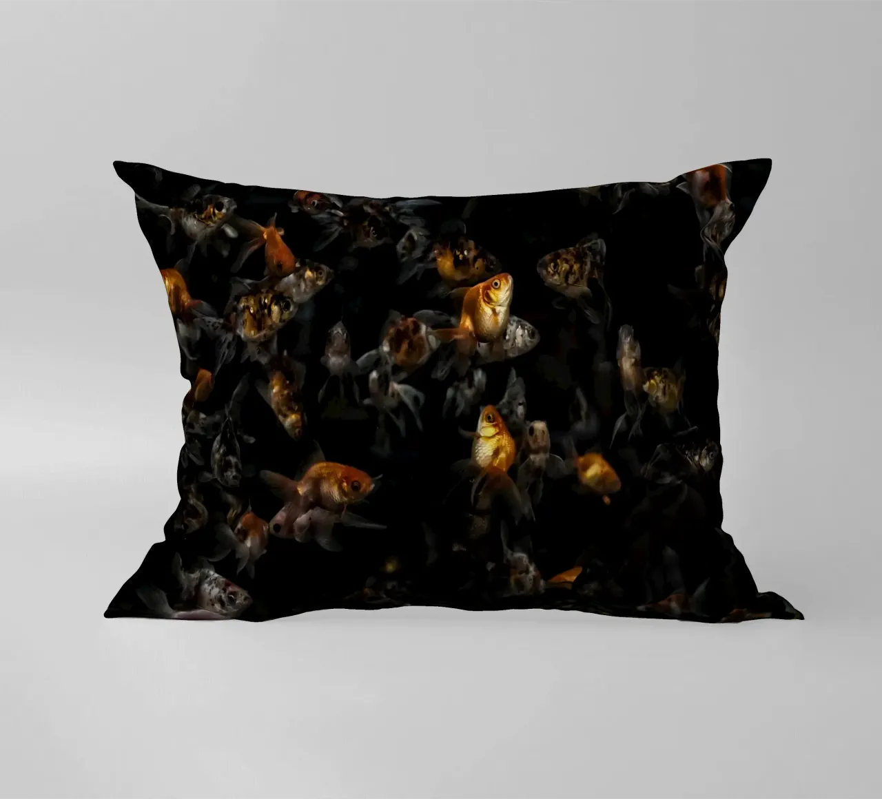 Grace in Motion: Goldfish cuscino da Curious Collections by Marielle Leenders