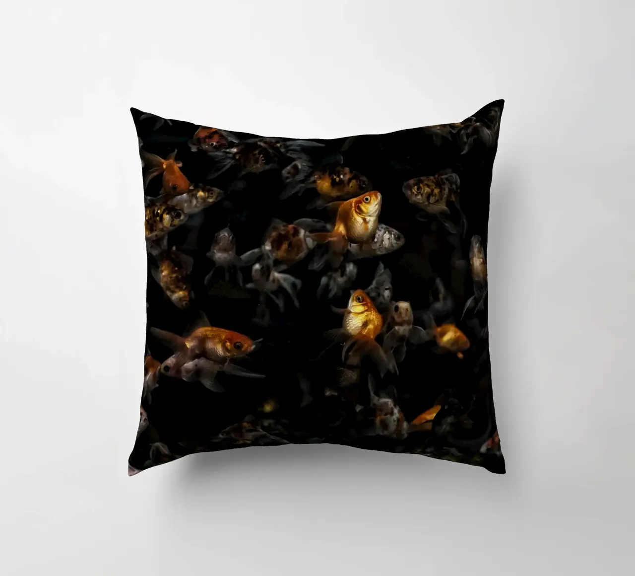 Grace in Motion: Goldfish cuscino da Curious Collections by Marielle Leenders