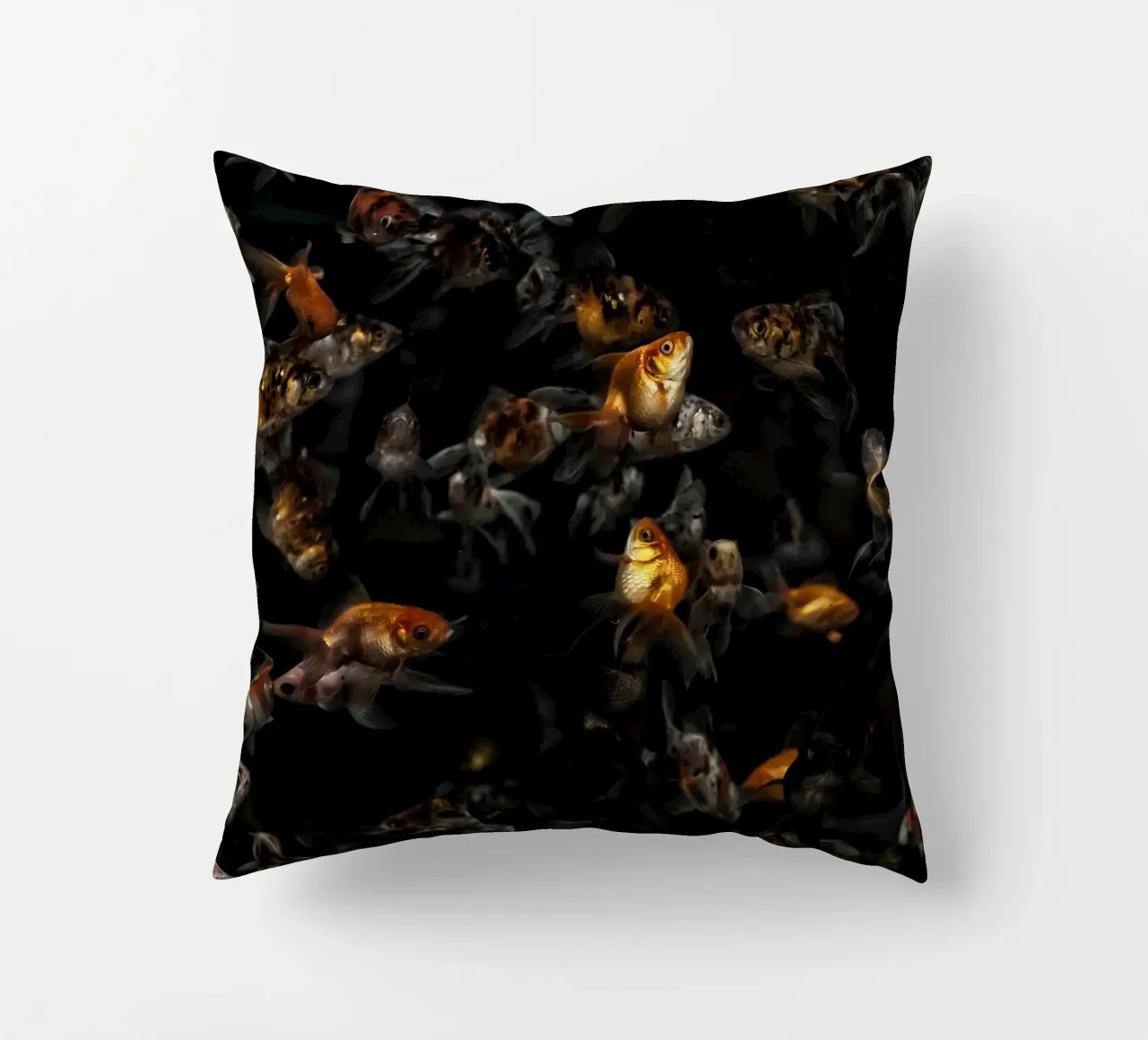 Grace in Motion: Goldfish cuscino da Curious Collections by Marielle Leenders