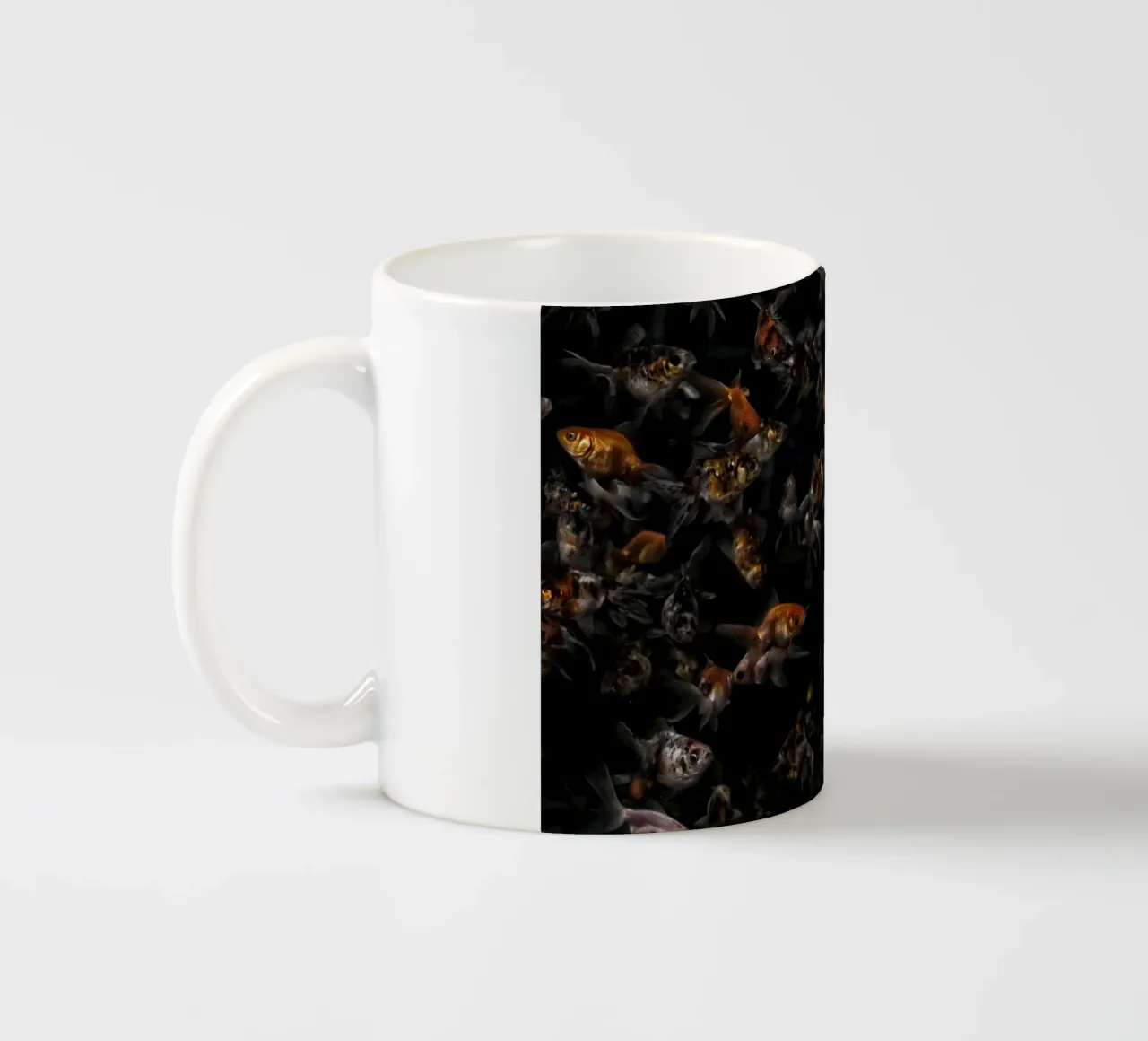 Grace in Motion: Goldfish tazza in ceramica da Curious Collections by Marielle Leenders