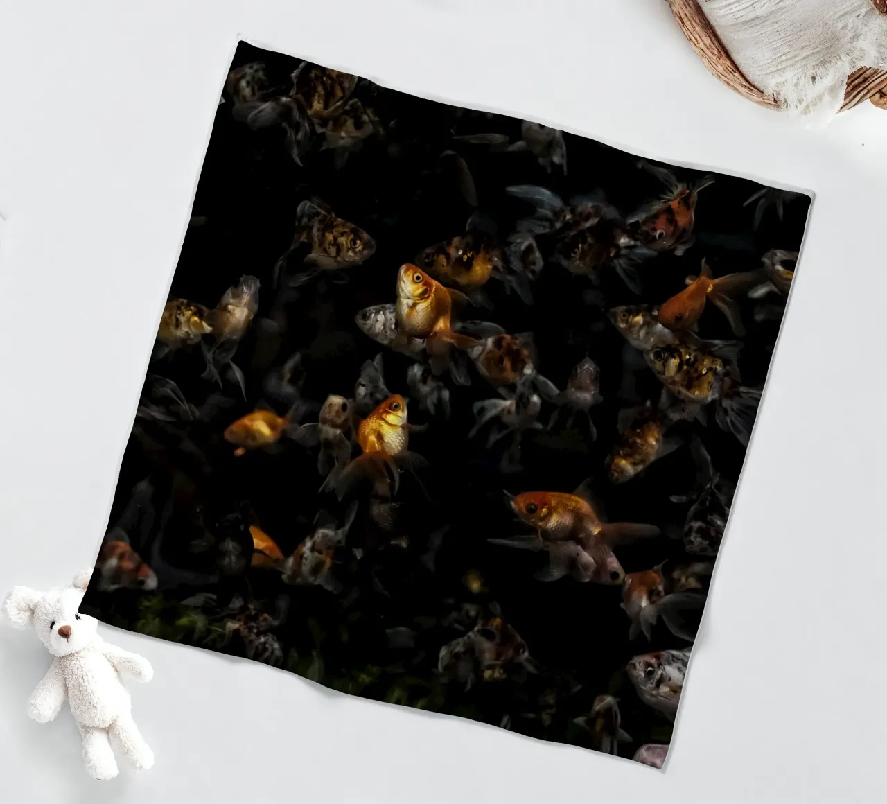 Grace in Motion: Goldfish coperta in pile da Curious Collections by Marielle Leenders