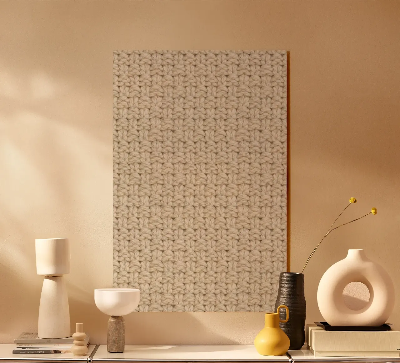 Simplicité douce : Modèle en tricot blanc plexiglas de Curious Collections by Marielle Leenders