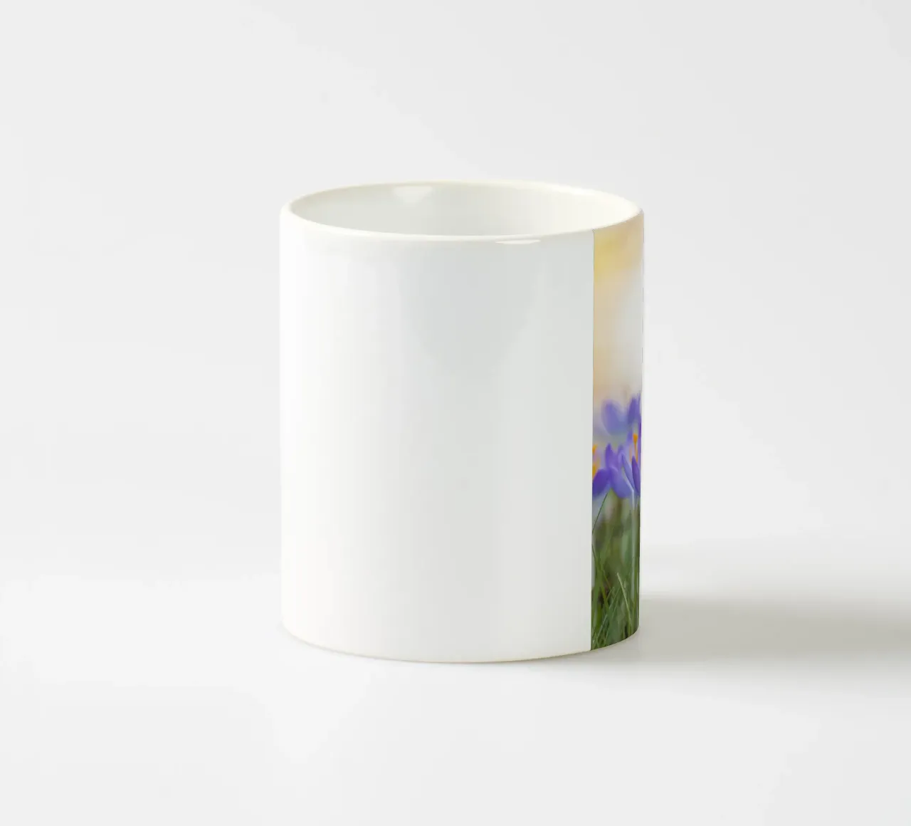 Risveglio di primavera: Crochi in fiore tazza in ceramica da Curious Collections by Marielle Leenders