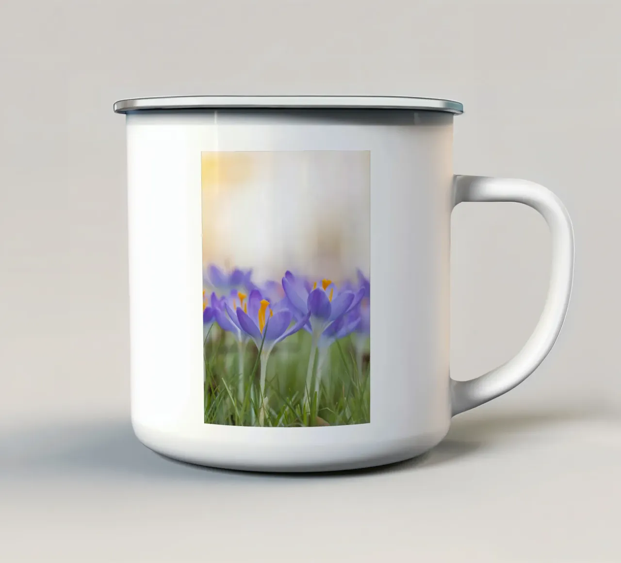 Risveglio di primavera: Crochi in fiore tazza in smalto da Curious Collections by Marielle Leenders