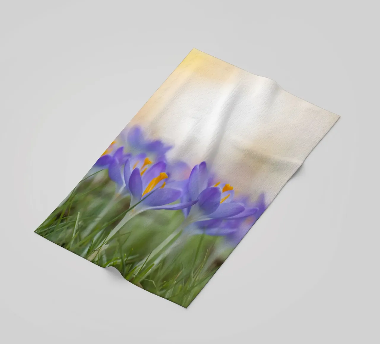 Lente ontwaken: Krokussen in bloei strandhanddoek van Curious Collections by Marielle Leenders