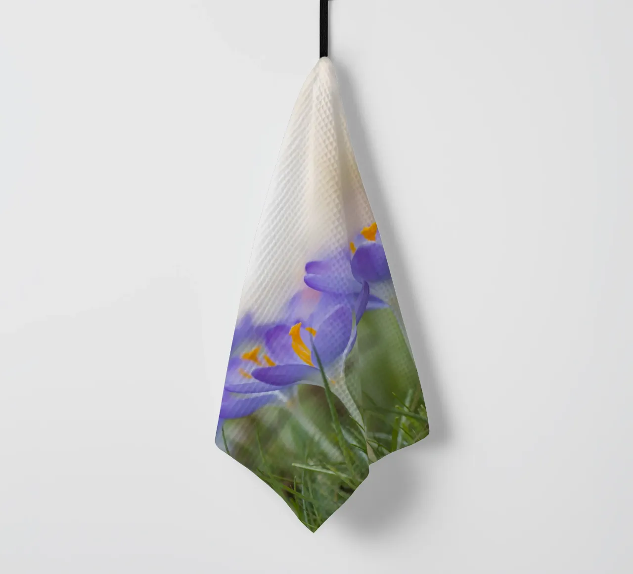 L'éveil du printemps : Les crocus en fleurs torchon de Curious Collections by Marielle Leenders