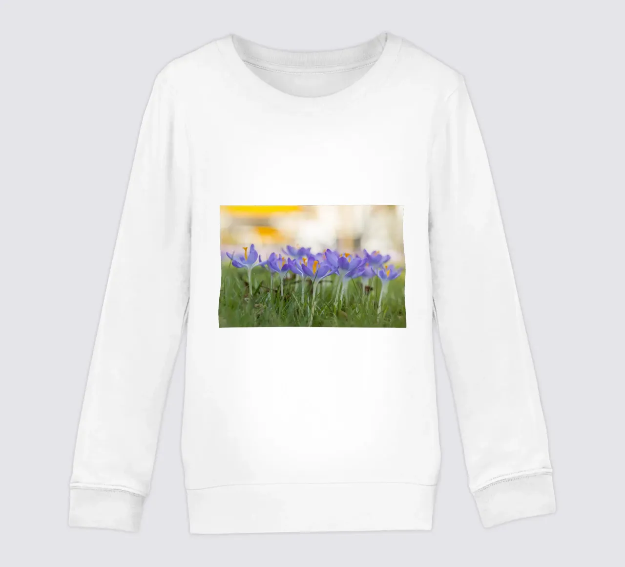 Frühlingserwachen: Blühende Krokusse Kinder Sweatshirt von Curious Collections by Marielle Leenders