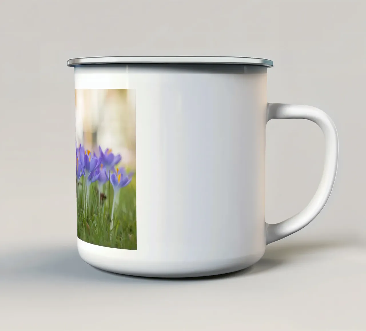 Risveglio di primavera: Crochi in fiore tazza in smalto da Curious Collections by Marielle Leenders