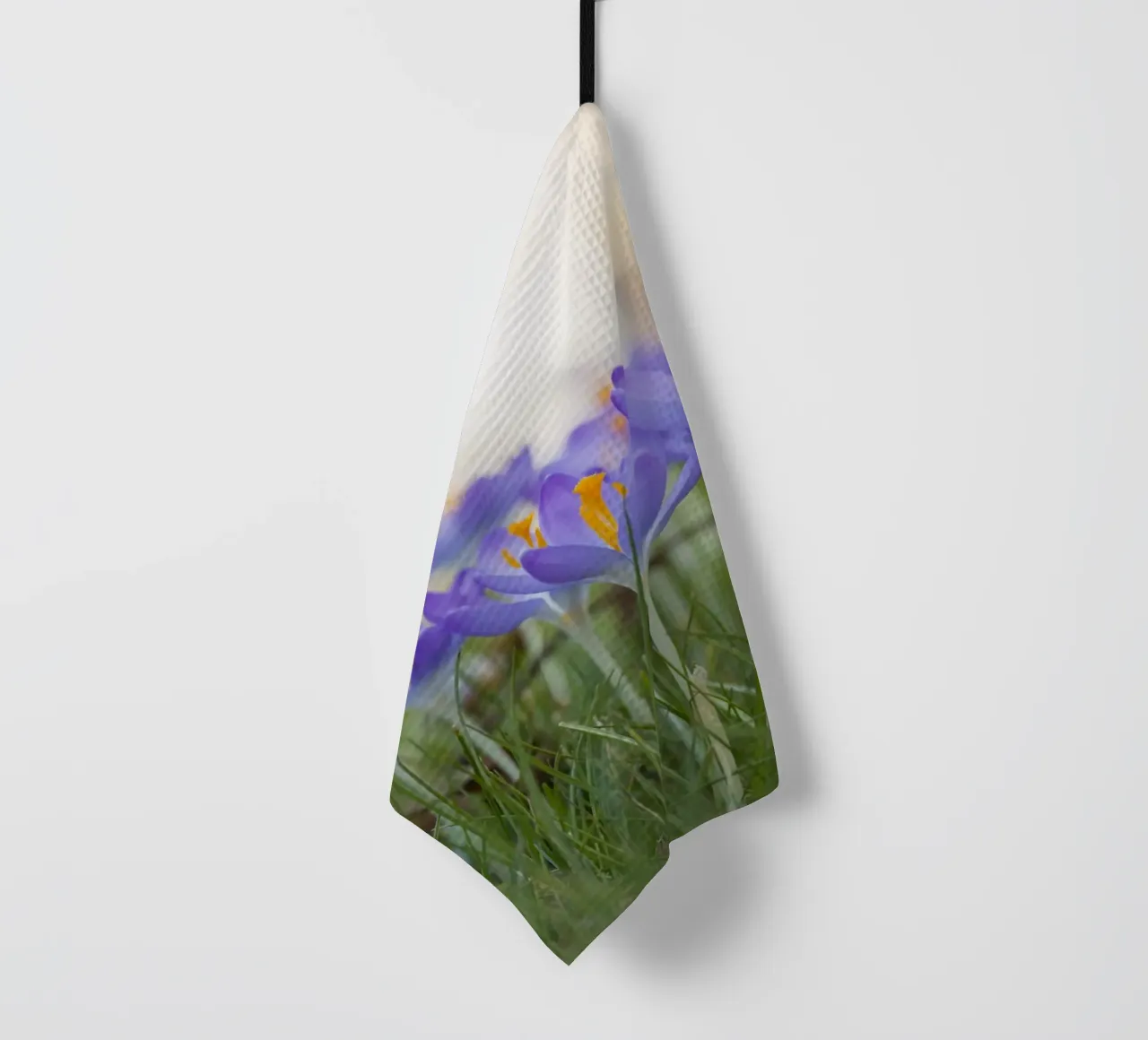 L'éveil du printemps : Les crocus en fleurs torchon de Curious Collections by Marielle Leenders