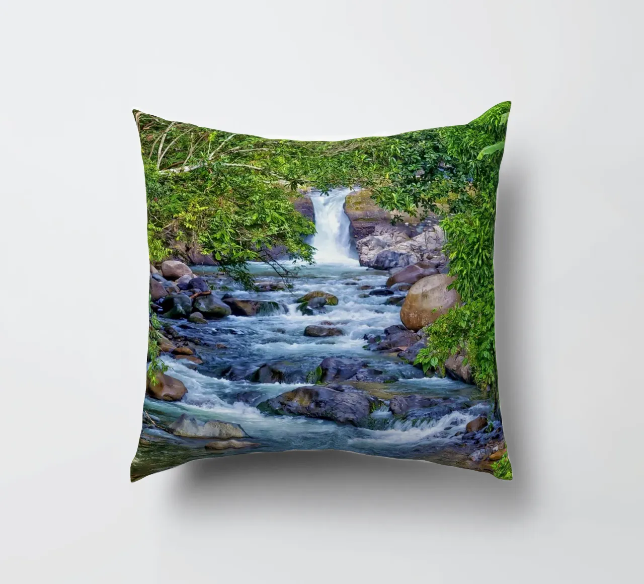 Serenità tropicale: Torrente con cascata cuscino da Curious Collections by Marielle Leenders