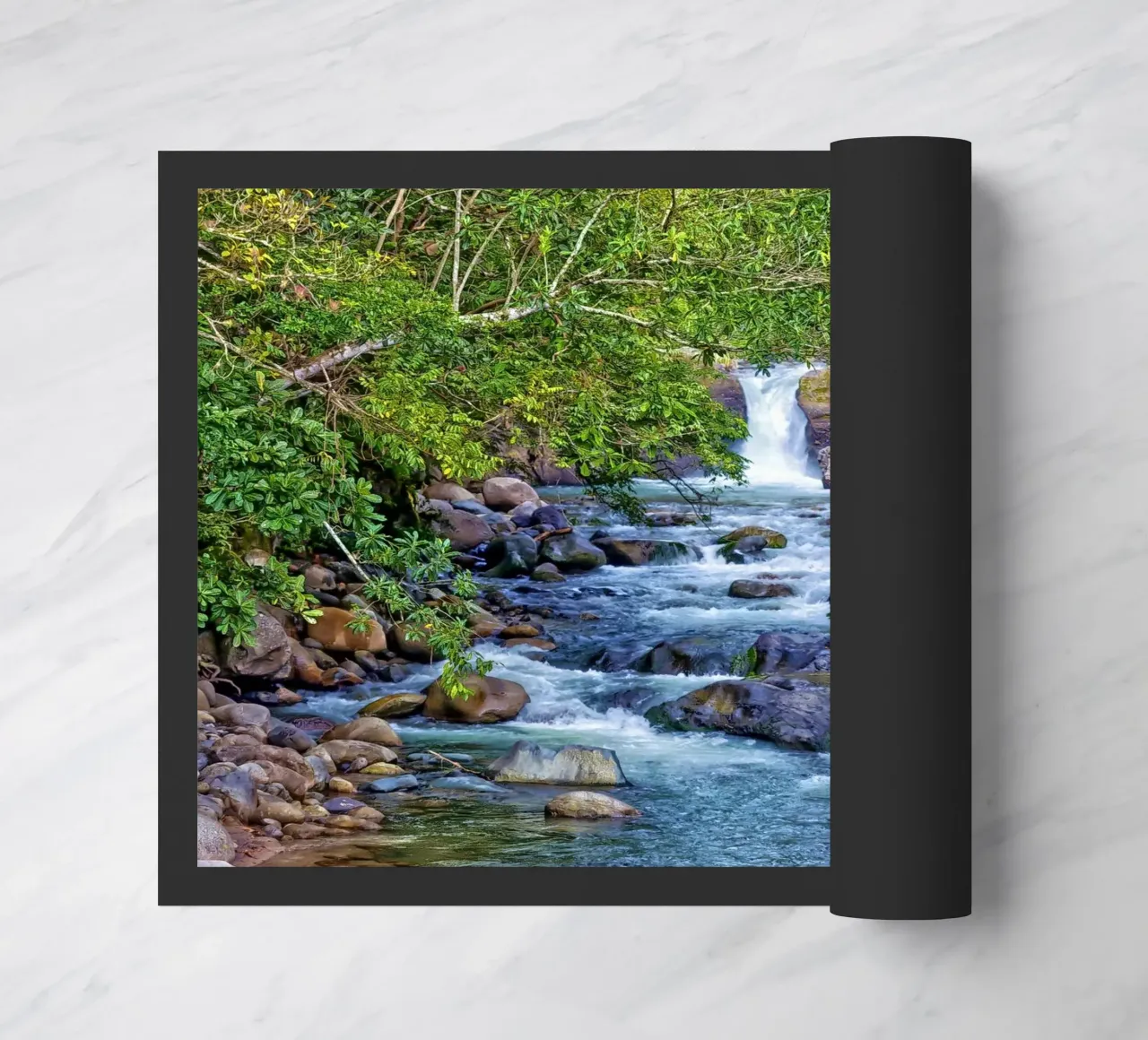 Serenità tropicale: Torrente con cascata zerbino da Curious Collections by Marielle Leenders