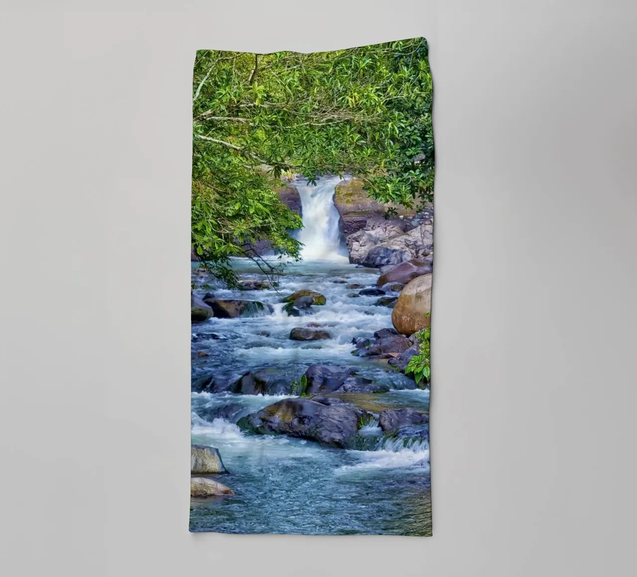 Serenità tropicale: Torrente con cascata asciugamano da bagno da Curious Collections by Marielle Leenders
