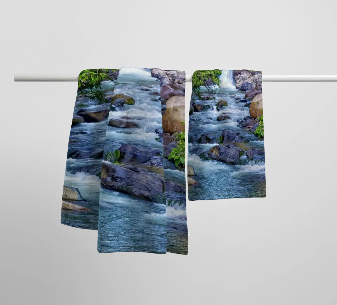 Serenità tropicale: Torrente con cascata asciugamano da bagno da Curious Collections by Marielle Leenders