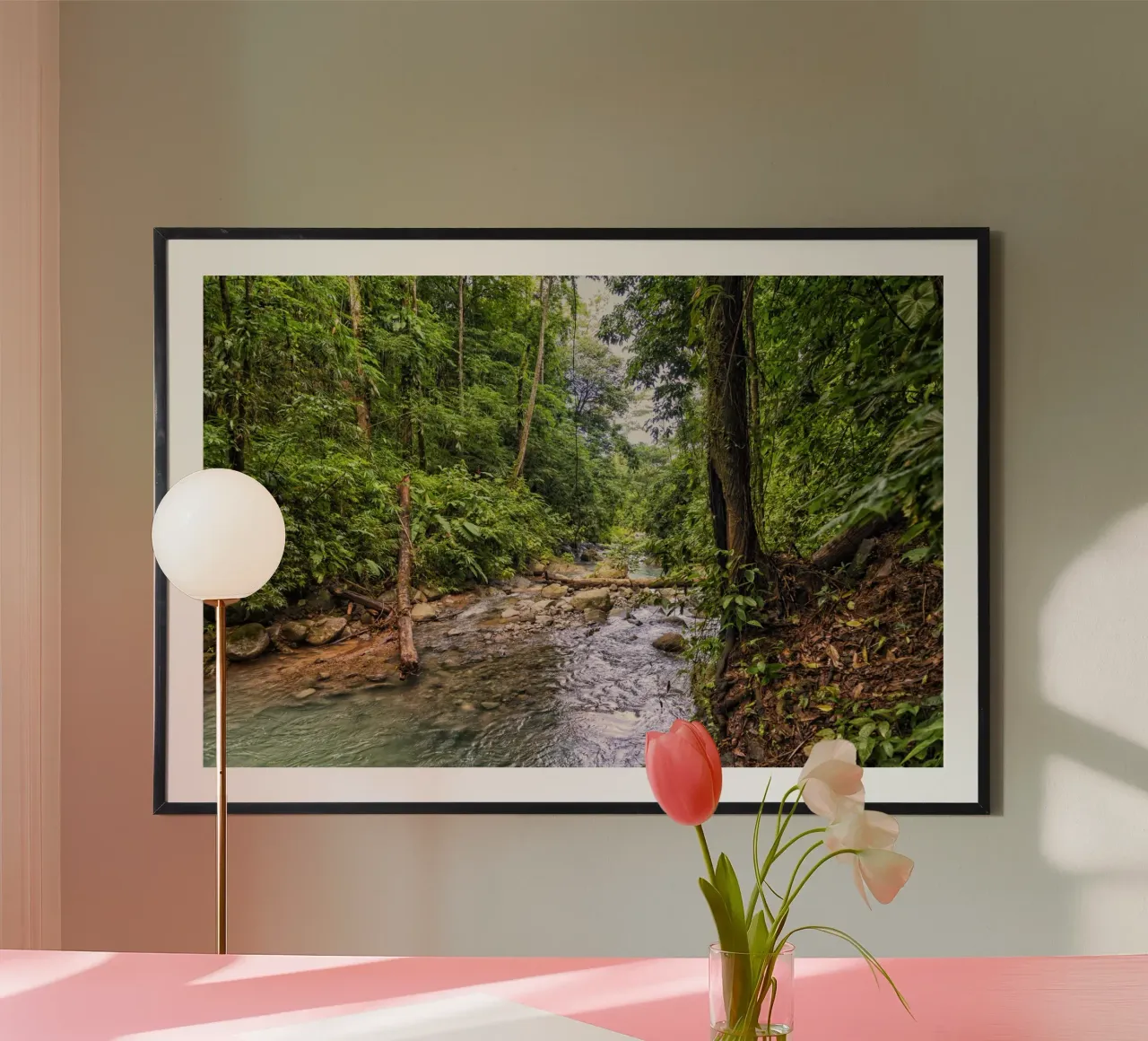 Paradiso tranquillo: Tropical Creek poster con telaio in alluminio da Curious Collections by Marielle Leenders
