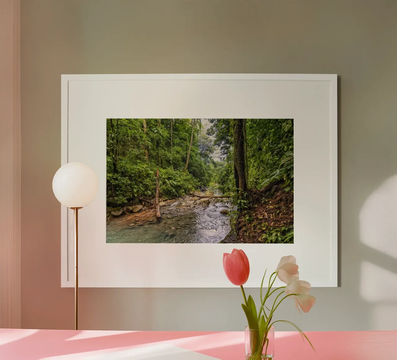 Paradiso tranquillo: Tropical Creek poster con telaio in alluminio da Curious Collections by Marielle Leenders
