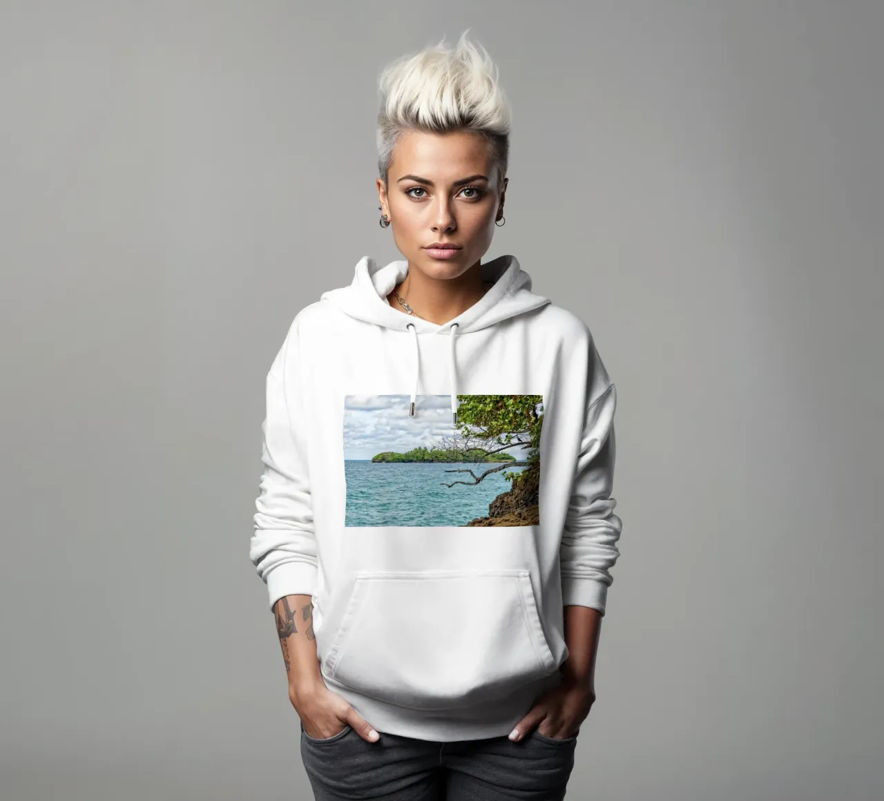 Il paradiso ritrovato: Isola tropicale felpa con cappuccio da Curious Collections by Marielle Leenders