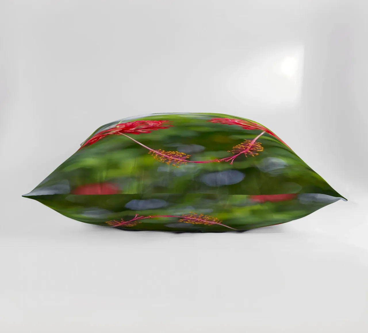 Romantic Touch: Hibiscus Blooms cuscino da Curious Collections by Marielle Leenders
