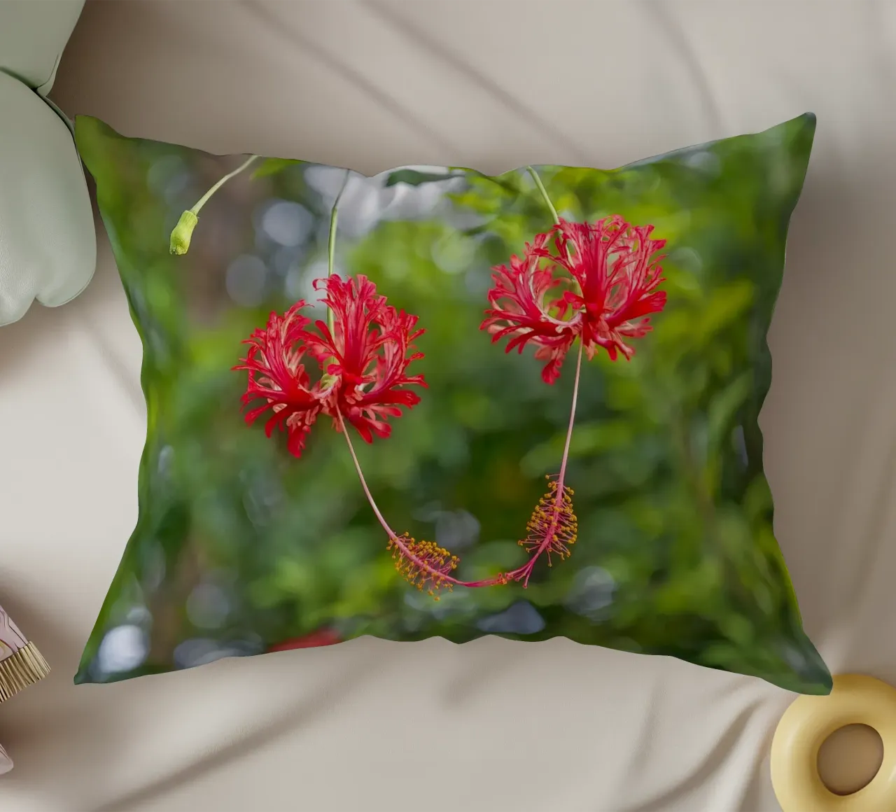 Romantic Touch: Hibiscus Blooms cuscino da Curious Collections by Marielle Leenders