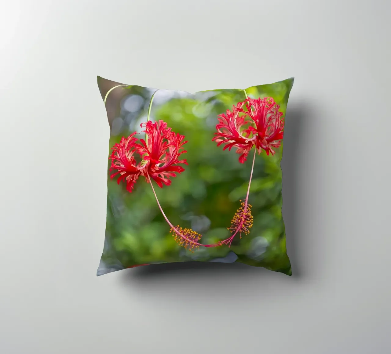 Romantic Touch: Hibiscus Blooms cuscino da Curious Collections by Marielle Leenders