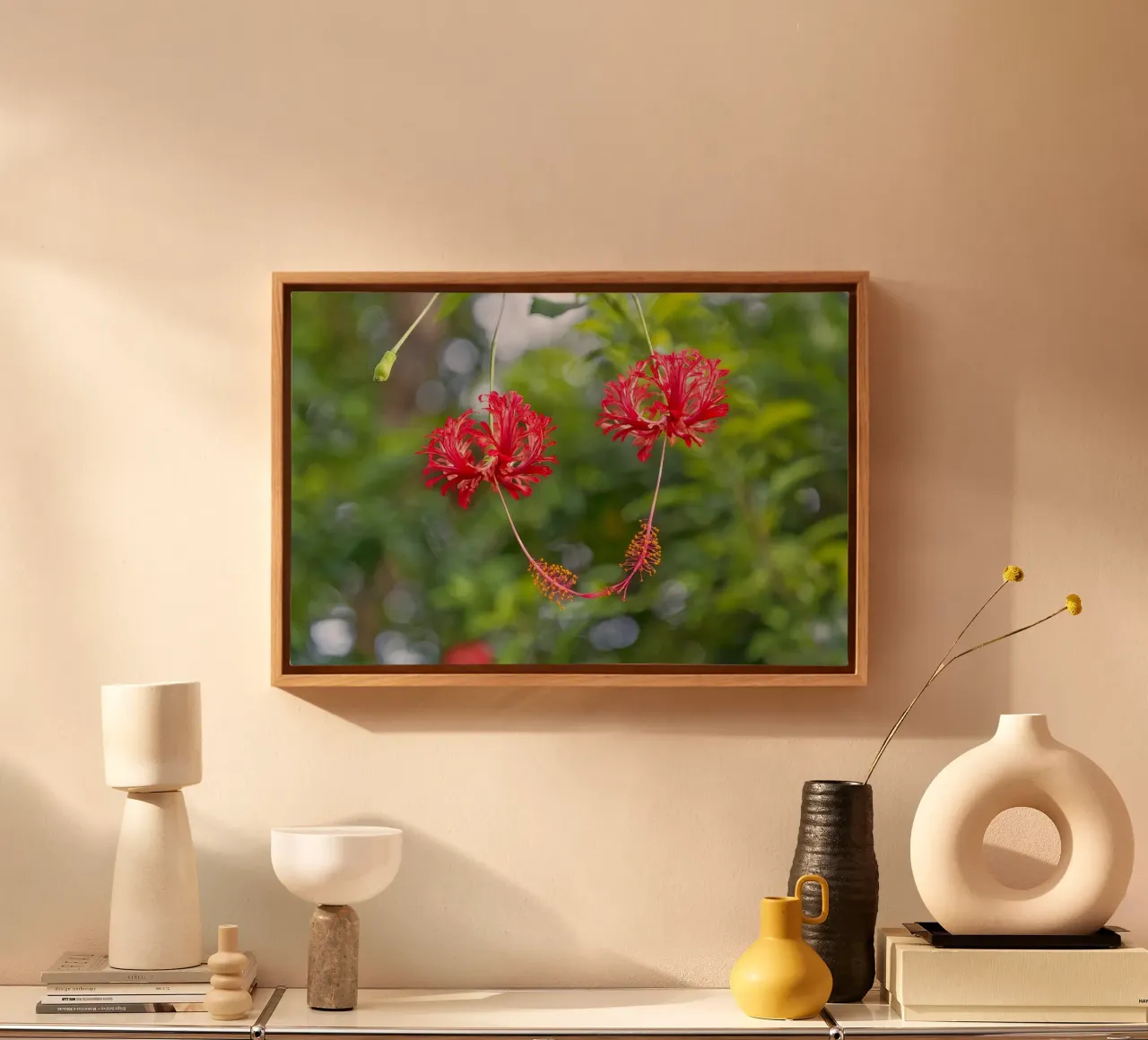 Romantic Touch: Hibiscus Blooms tela con Cornice a cassetta da Curious Collections by Marielle Leenders
