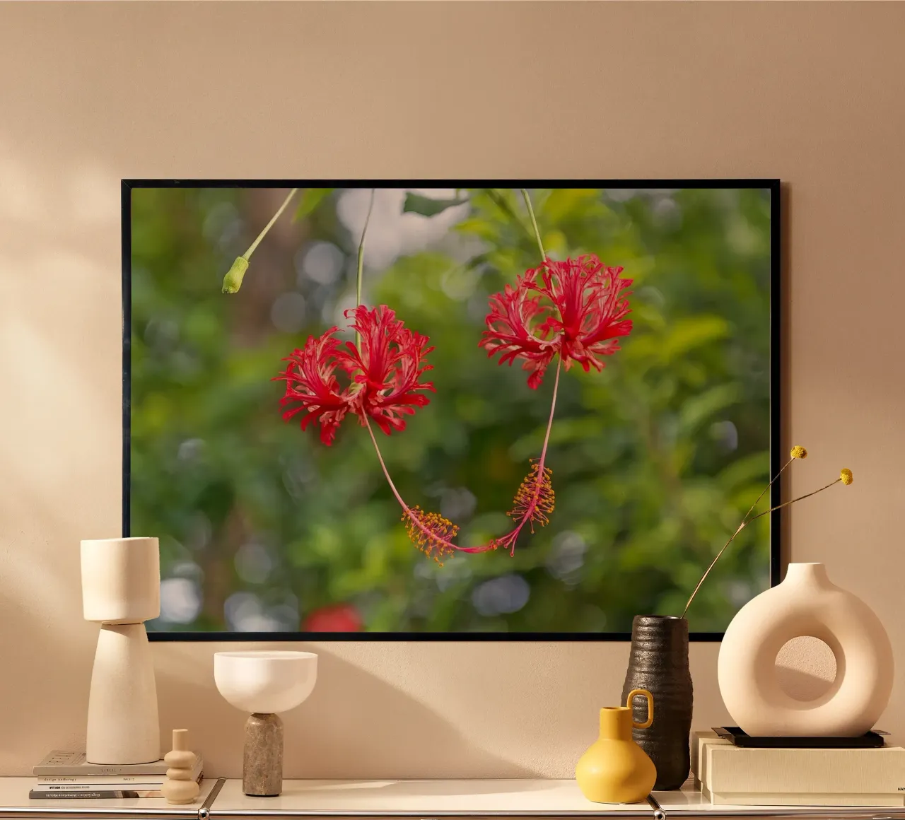 Romantic Touch: Hibiscus Blooms poster con telaio in legno da Curious Collections by Marielle Leenders