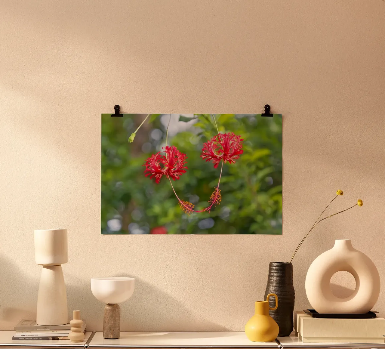 Romantic Touch: Hibiscus Blooms poster con telaio in legno da Curious Collections by Marielle Leenders